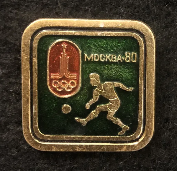Значок СССР. Олимпийские игры в Москве(1980 год). Квадраты. Виды спорта. Футбол(значок из комплекта)