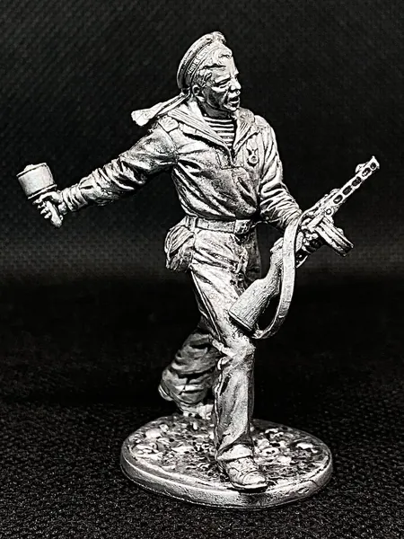 Оловянная фигурка краснофлотца ВМФ СССР 1943-1945 с ППШ и РПГ-40 солдатик на подставке для декора - подарок на 23 февраля, 9 Мая, День ВМФ, день рождения, День отца, Мужской день и День коллекционера.