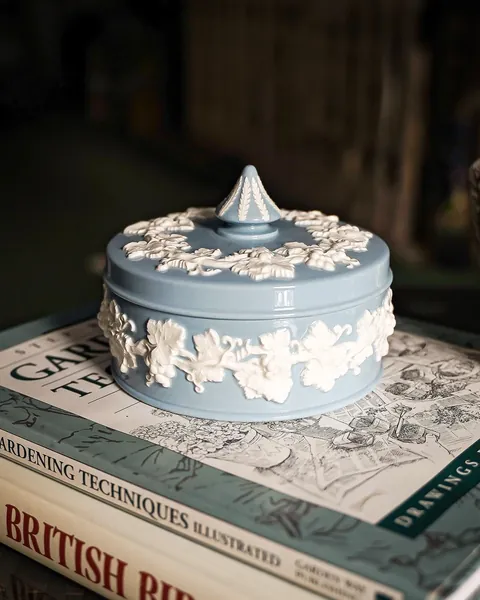 Wedgwood редкая голубая шкатулка с виноградной лозой "Queens Ware", Англия, 1950-1960 гг.