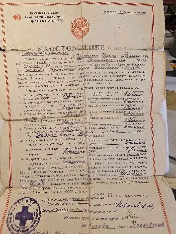 Автограф и удостоверение выпускницы курсов медсестёр 1940 года: Ирина Рафаиловна Ключарева (Шапиро), племянница Лидии Сейфуллиной, мать Льва Шилова. Из архива Льва Алексеевича Шилова