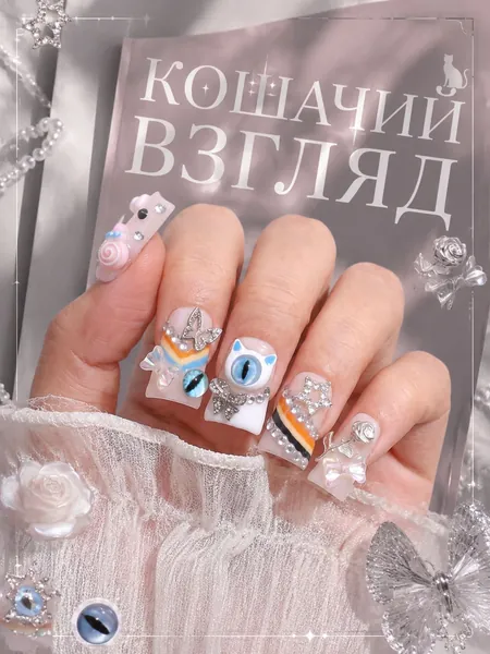Креативные накладные 3D-ногти в мультяшном стиле с эффектом <кошачий глаз>, декором в виде звезд и роз со стразами, радужными полосками и милым девичьим дизайном; трендовый, эффектный и дерзкий мани