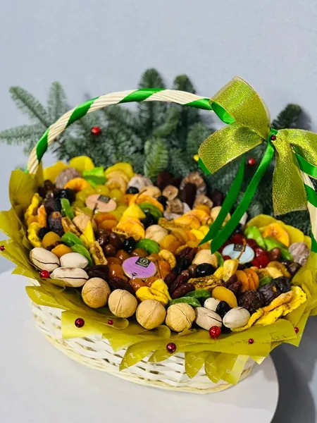 Большая корзина сухофруктов