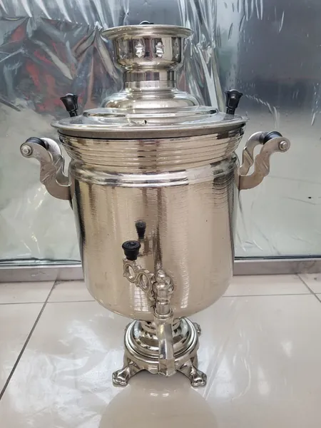 Старинный самовар на дровах