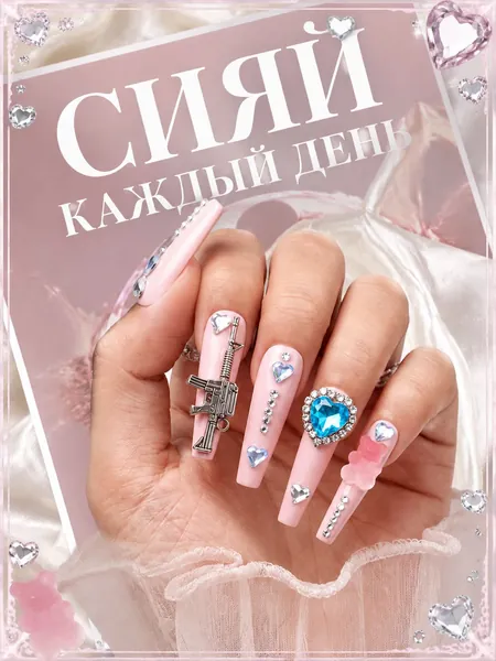 Длинные накладные ногти в стиле Y2K (сочетание нежности и дерзости) готовый к использованию набор в нежно-розовых тонах, украшенный синими стразами в форме сердец, подвесками в виде пистолетов и фиг