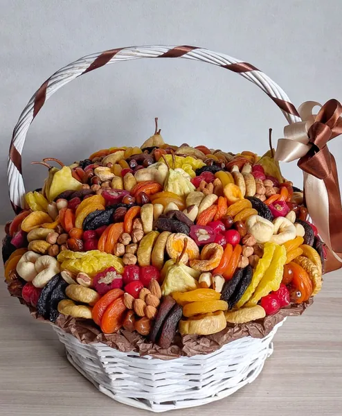 Корзина с отборными сухофруктами