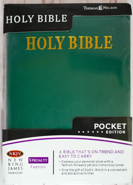 HOLY BIBLE. NKJV Pocket Edition. Темно-зеленый цвет. Библия Короля Иакова на английском языке. Новая версия, карманное издание, словарь, карты, закладка, слова Иисуса выделены красным /155х115/
