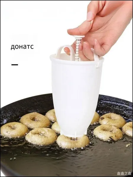 Аппарат для пончиков аппарат для пончиков; электрическая пончиковница; мини-фабрика пончиков; автомат для жарки пончиков; прибор для выпечки пончиков;автоматический нагрев; антипригарное покрытие; регулировка температуры; таймер приготовления; съемные формы; компактный размер, белый