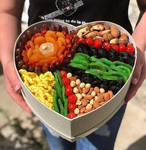 Сухофрукты с орехами в коробке