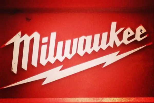 Металлическая картина,ретро промышленный стиль,инструменты Milwaukee,декор стен мастерской